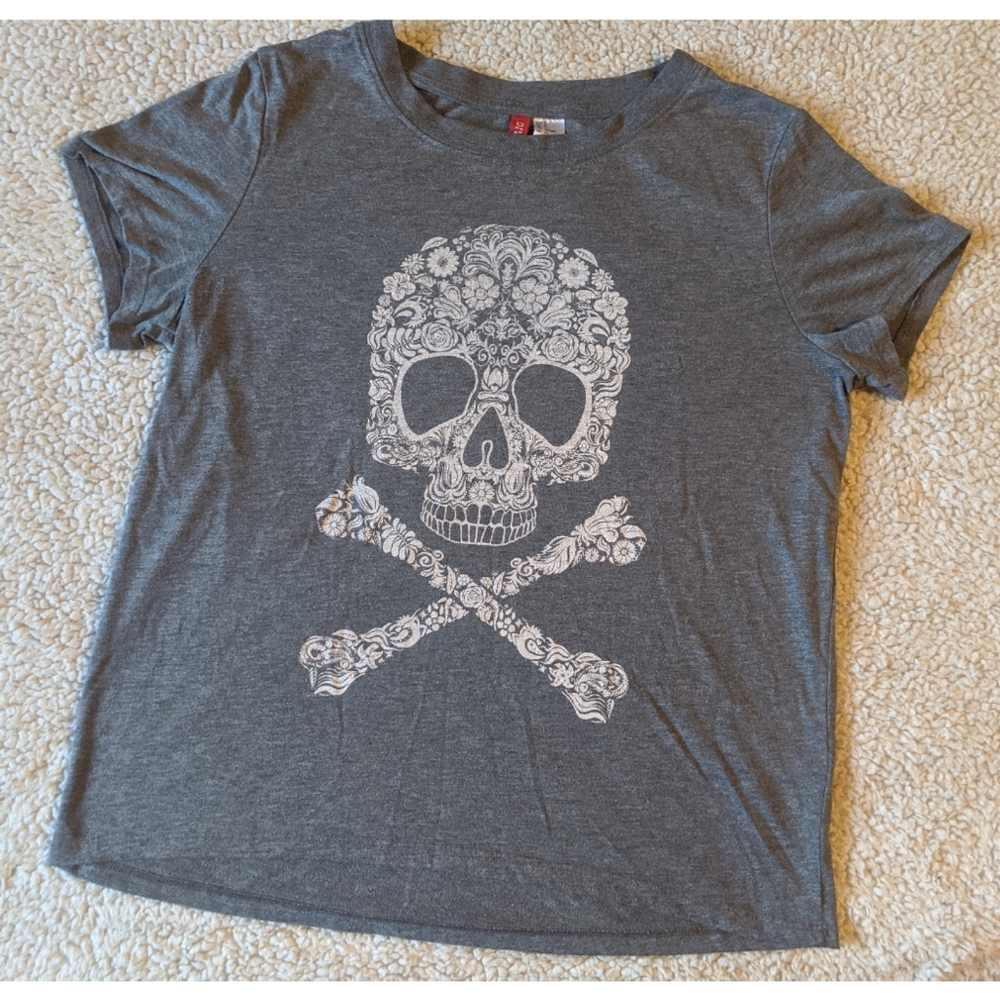 ☆2/$15☆ H&M Floral Skull Tee